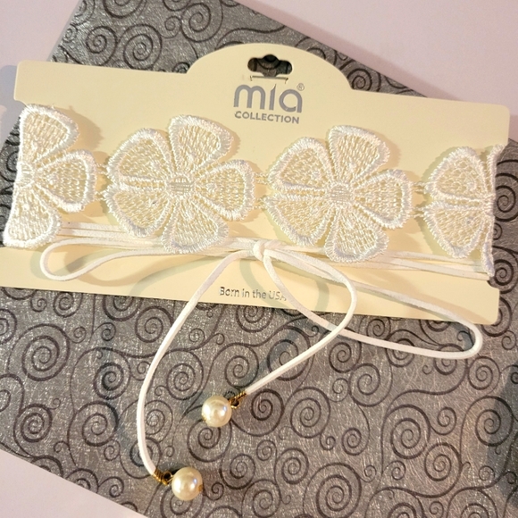NWT Mia Collection White Floral Lace Necklace Chocker - Picture 1 of 3